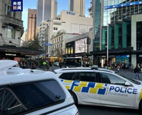 目前排名第七的《泰坦尼克号》为6.59亿美元，排名第六的《复仇者联盟3》6.78亿美元，排名第五的《黑豹》为7亿美元